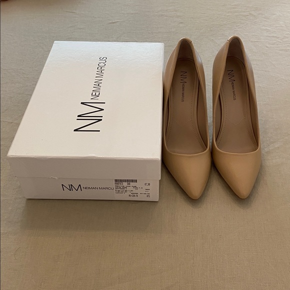 Neiman Marcus Prestige Nude-LE Leather Heels - Picture 10 of 12